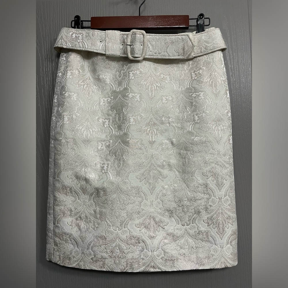 Ivory/gold Ann Taylor, size 6 petite. pencil skirt, tag still on.